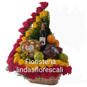 Arreglo de Rosas con frutas y vino
