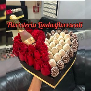 Corazón en rosas y fresas Flores en Cali