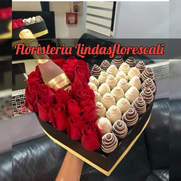 Corazón en rosas y fresas Flores en Cali