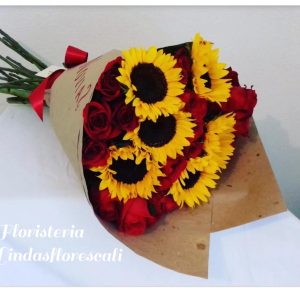 Ramo De Rosas Y Girasoles