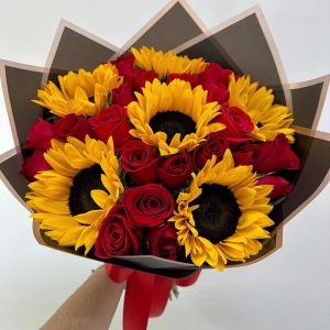 Buchon en Rosas y Girasoles